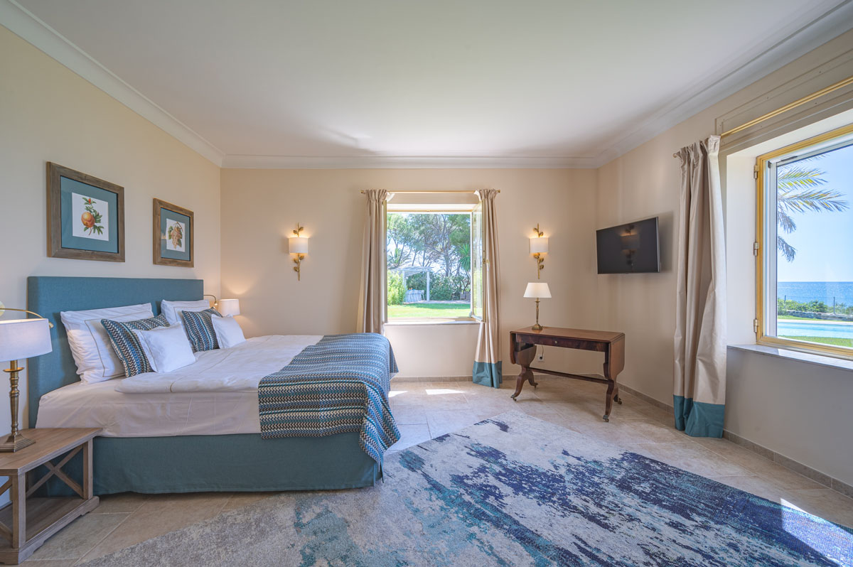 Double bedroom with en suite bathroom